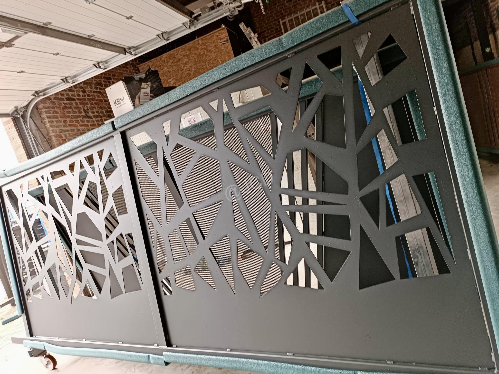 portail-coulissant-grafitti-4m-1m70-thermolaque-ral7016